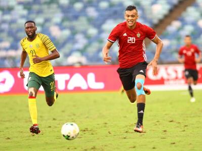 Buhlebuyeza Mkhwanazi (left) of Bafana Bafana chasing the ball with Anias Mohamed Saltou of Libya