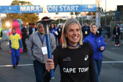 SA’s Elana Meyer carrying the Peace Torch at the start of the Sanlam Cape Town marathon.