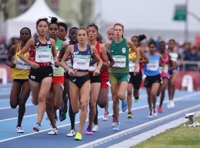 A group of women’s runners jostle for position