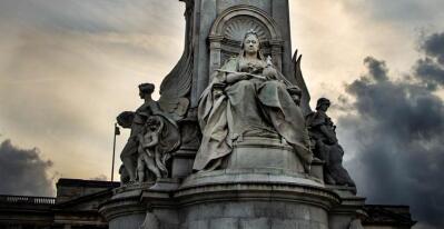Monument to Queen Victoria in London.