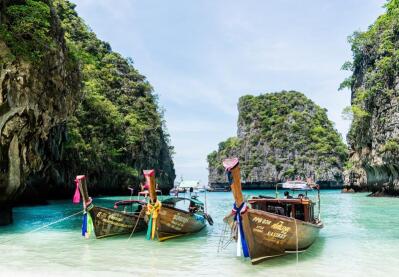 Boats tethered to the beach between islets.