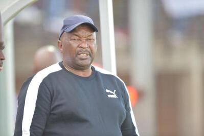 Jomo Sono on the sideline during a football match
