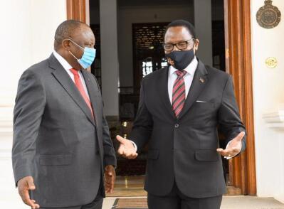 President Cyril Ramaphosa, left, and President Lazarus McCarthy Chakwera in conversation, wearing face masks